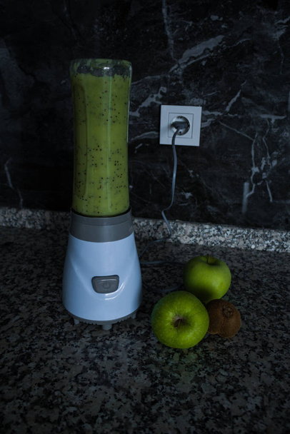 gesunde Lebensmittel Smoothie Apfel Kivi grüner Mixer - Foto, Bild