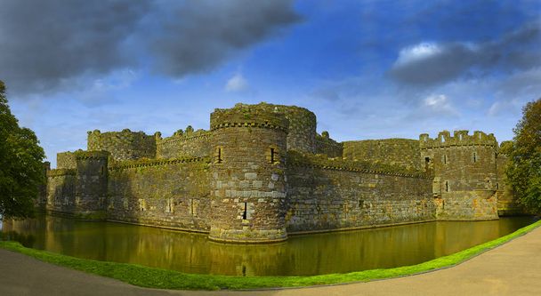 Zamek Beaumaris, Wyspa Anglesey, Północna Walia, Wielka Brytania. Należy do zamków i murów miejskich króla Edwarda w Gwynedd - UNESCO Lista światowego dziedzictwa UNESCO. - Zdjęcie, obraz