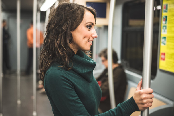 Schöne Frau mit Rollkragen in der U-Bahn - Foto, Bild