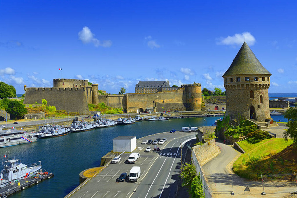 Hafen und alte Burg der Stadt Brest, finistere, Bretagne, Frankreich - Foto, Bild