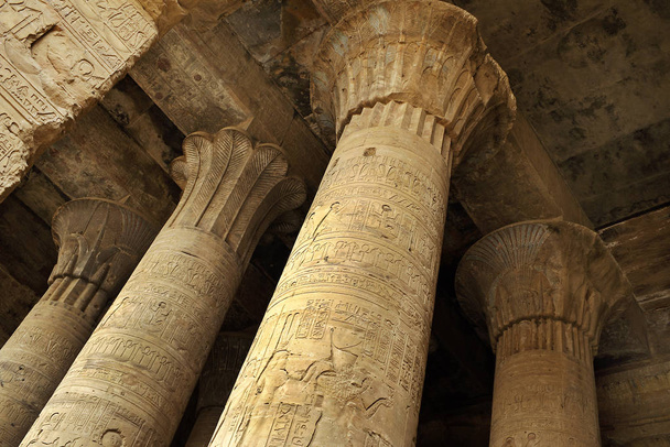 Interieur van Horus tempel nabij Edfu, pilaren in de tempel van Horus, Egypte, Unesco World Heritage Site - Foto, afbeelding