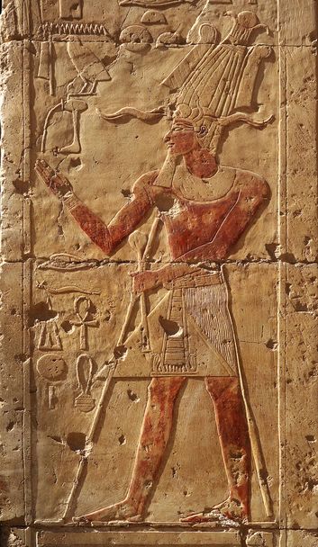 Luxor, oude Egyptische reliëfs met goden in de Hatsepsut tempel in Thebe, Unesco World Heritage Site, Egypte - Foto, afbeelding