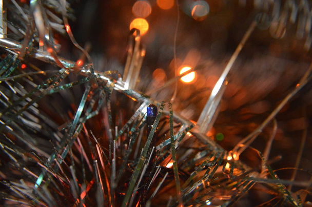 Árvore de Natal com brinquedos e guirlandas luminosas em casa e no
 - Foto, Imagem
