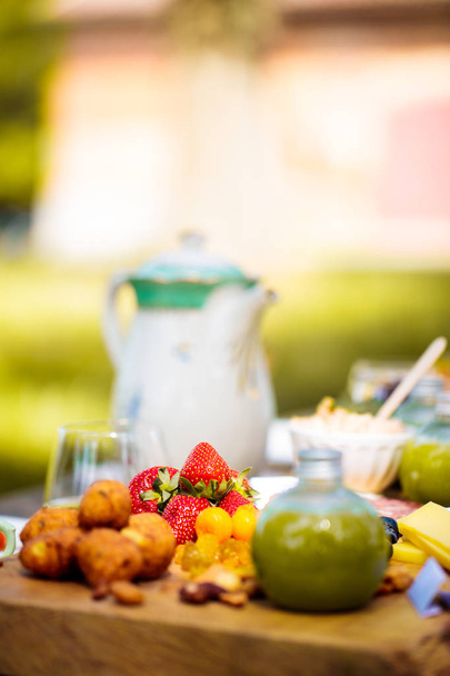 Strawberry focus on a brunch table in the countryside - Foto, Imagen