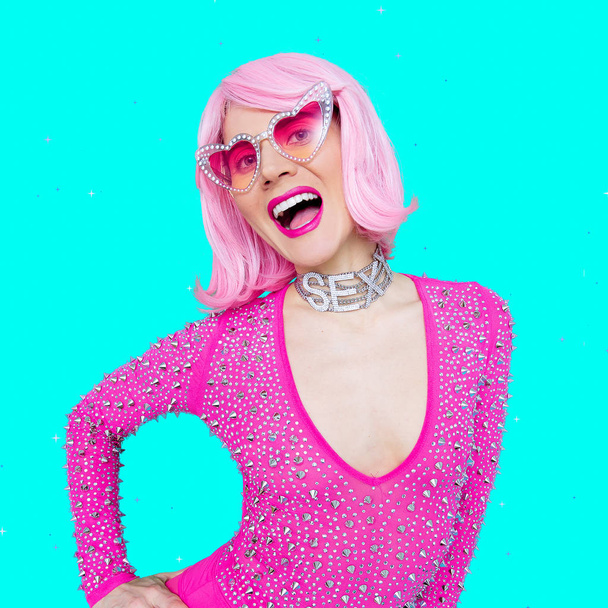 Smile Retro Lady in Disco Fashion Style.  Party Clubbing concept - Foto, afbeelding