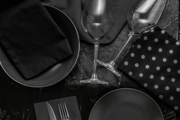 leeres Geschirr mit schwarzer Serviette, Requisiten für das Food Styling, - Foto, Bild