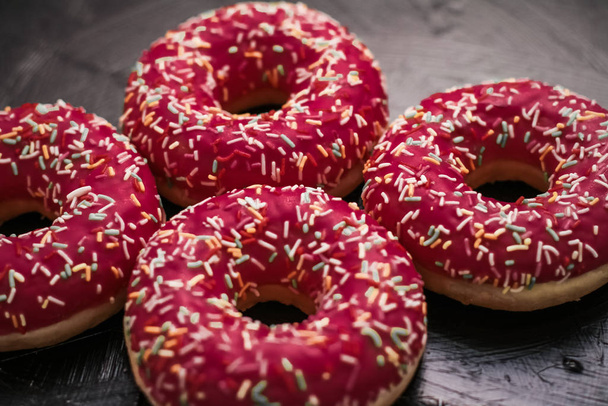Donuts polvilhados fosco, sobremesa doce em madeira rústica
  - Foto, Imagem