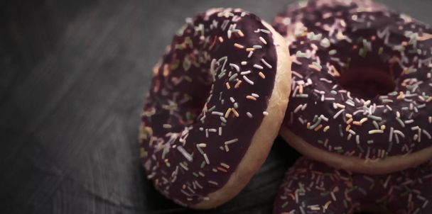 Donuts polvilhados fosco, sobremesa doce em madeira rústica
  - Foto, Imagem