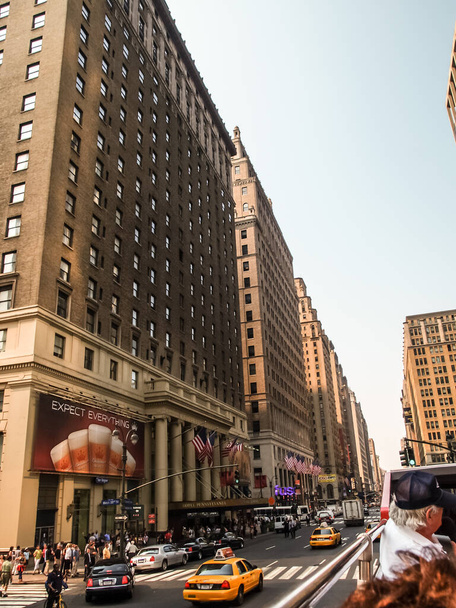 New York street view with modern and old historic buildings - Φωτογραφία, εικόνα