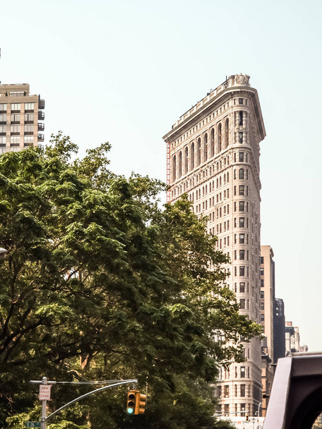 New York utcakép modern és régi történelmi épületekkel - Fotó, kép