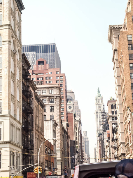 Νέα Υόρκη άποψη του δρόμου με σύγχρονα και παλιά ιστορικά κτίρια - Φωτογραφία, εικόνα