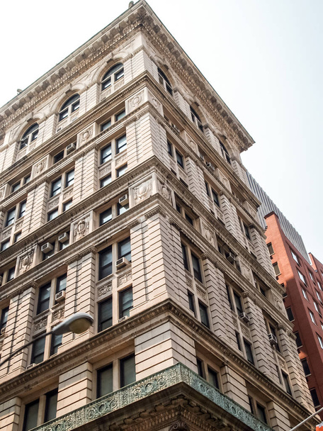 New York Street View met moderne en oude historische gebouwen - Foto, afbeelding