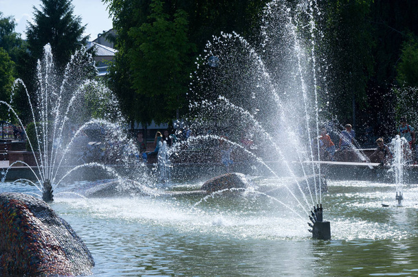 Καλοκαίρι Sultry τοπίο. Σιντριβάνι με νερό στο πάρκο - Φωτογραφία, εικόνα