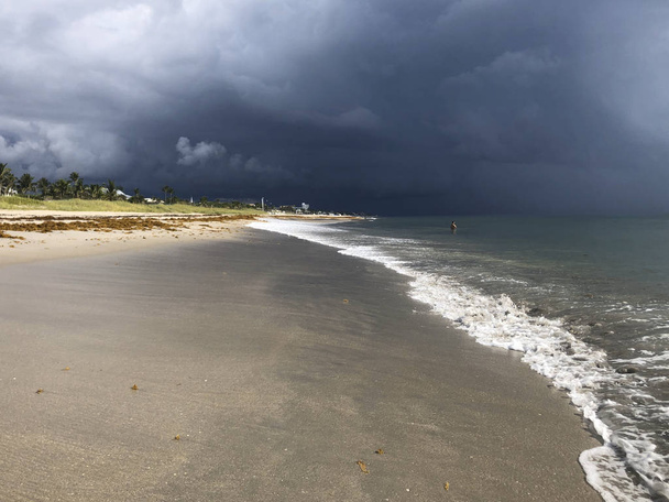 bouřkové mraky valící se na pláž - Fotografie, Obrázek