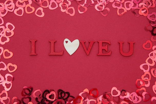 Ik hou van je letters. Valentijnsdag rode achtergrond platte lay, wenskaart. - Foto, afbeelding