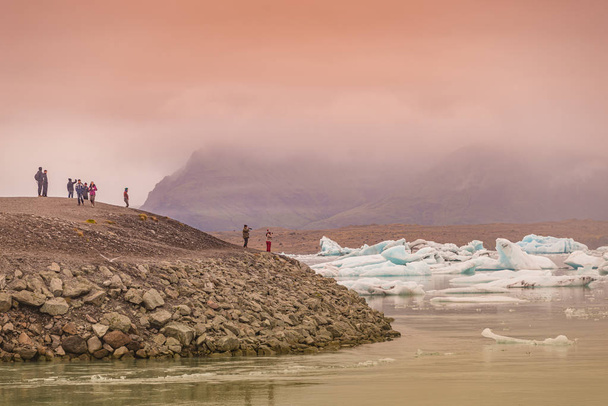 Activité touristique dans la lagune des glaciers Jokulsarlon avec icebergs i
 - Photo, image