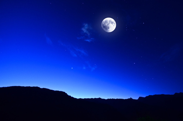 Luna llena sobre la montaña
 - Foto, Imagen