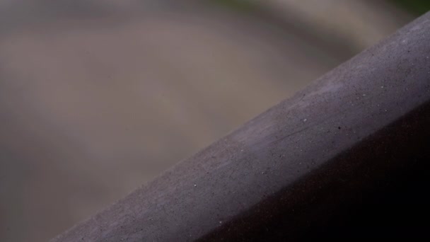 Mann entfernt mit der Hand Industriestaub von Schwermetallen auf Holzzaun - Filmmaterial, Video