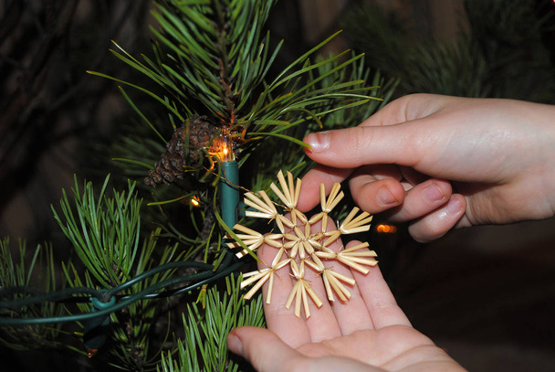 Nowy rok, dziecko ozdabia żywe drzewo, ręce dzieci zbliżenie - Zdjęcie, obraz