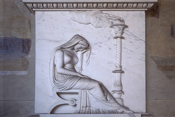 Neoklasszikus márvány Stele megkönnyebbülés ülő síró nő. Camposanto Monumentale, régi temető Pisában, Toszkánában. Gyászoló női szobor. - Fotó, kép