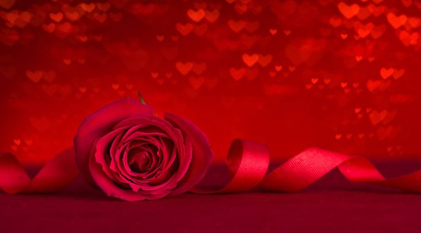 Красные ленты и розы
 - Фото, изображение