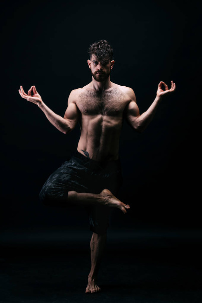 молодий чоловік практикує йогу
 - Фото, зображення
