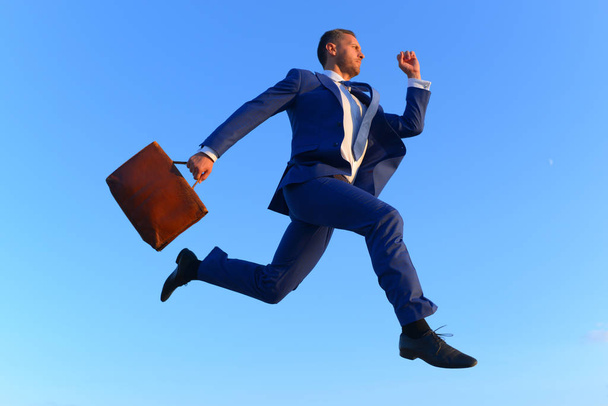 Бизнесмен делает большой шаг вперед по карьерной лестнице
 - Фото, изображение