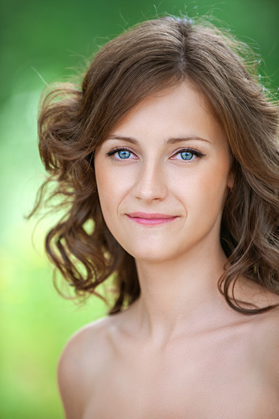 mooie jonge vrouw close-up - Foto, afbeelding