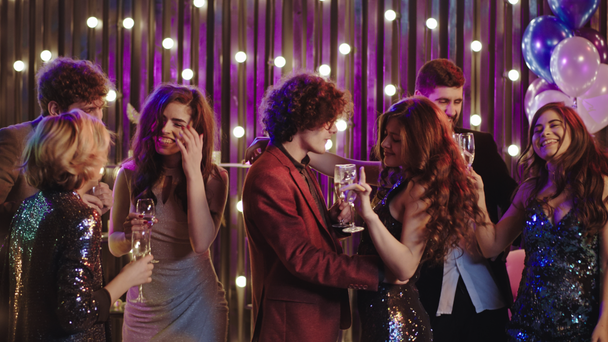 Sonriendo gran grupo de amigos en la fiesta de cumpleaños disfrutando de la noche bailando bebiendo champán usando trajes cool
 - Imágenes, Vídeo