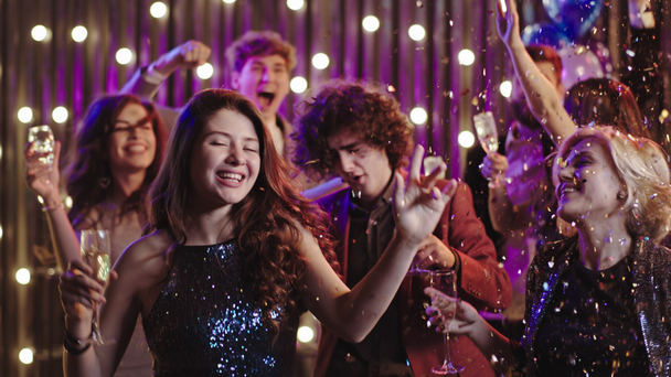 Charyzmatyczne piękne nastolatki świętujące urodziny wszyscy są szczęśliwi i podekscytowani pijąc szampana taniec i ciesząc się chwilą - Materiał filmowy, wideo