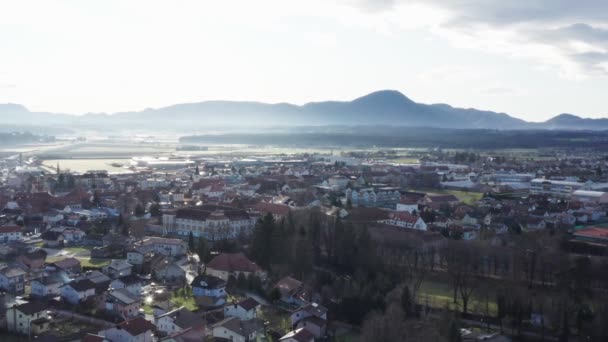 Panoramatický pohled na staré město v Evropě v dramatickém ranním světle, podsvícená dramatická scéna - Záběry, video