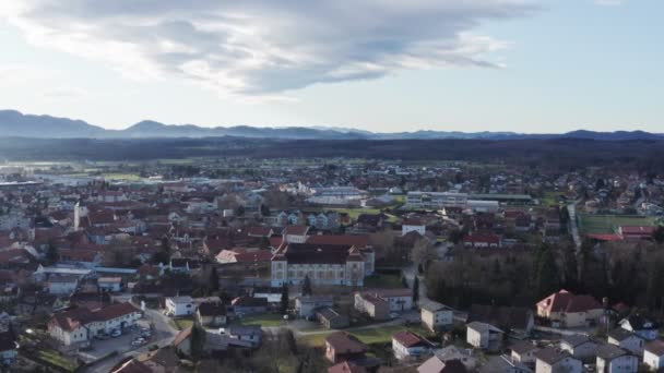 Europese oude stad met middeleeuws kasteel en stedelijke woonwijk, bergen op de achtergrond, panoramisch uitzicht vanuit de lucht - Video