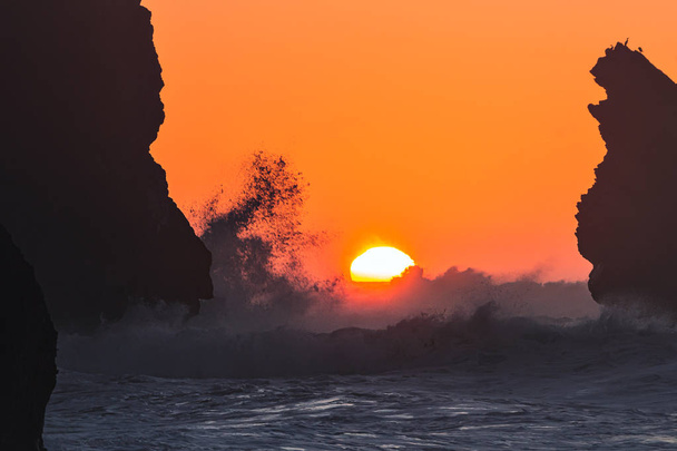 Sonnenuntergang am adraga strand, kraft der natur, sintra, portugal - Foto, Bild