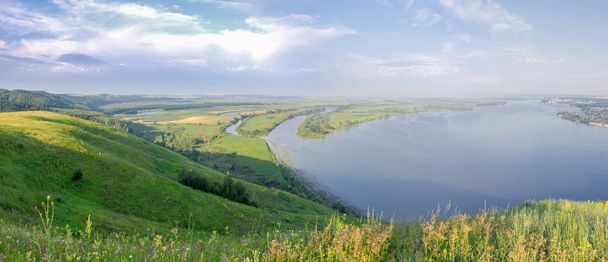 Paisaje panorámico de verano con un río. Río Kama, Tartaristán
,  - Foto, imagen