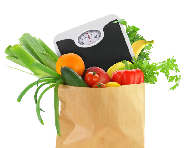 bir kağıt torba ağırlık ölçeği ile taze yiyecek - Fotoğraf, Görsel