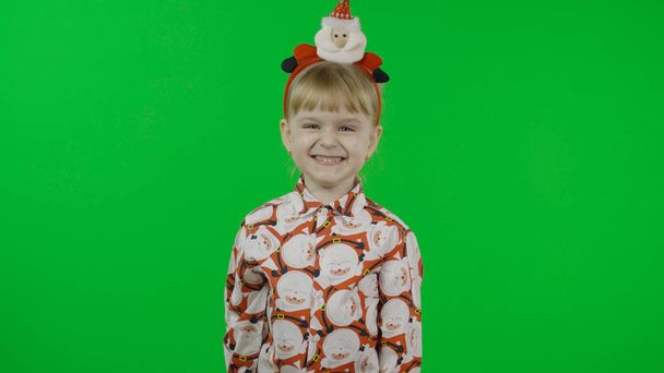 Noel Baba 'yla tişörtlü mutlu küçük kız. Noel zamanı. Krom Anahtar - Fotoğraf, Görsel