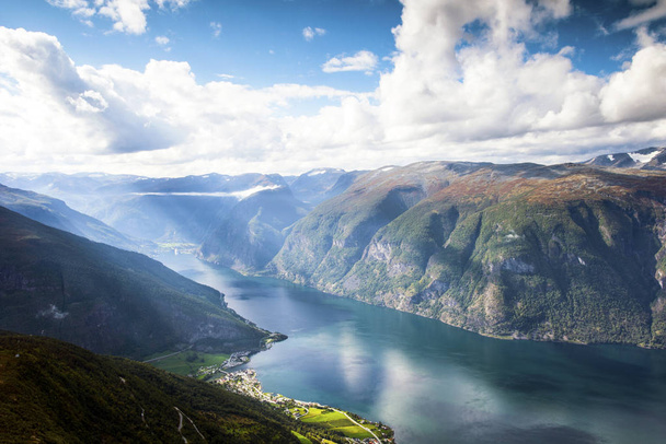 Prachtig berglandschap in Aurland en Aurlandsfjord in het zonlicht, Sogn og Fjordane, Noorwegen. - Foto, afbeelding