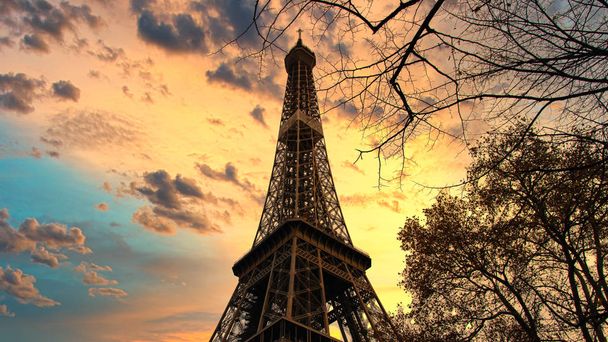 Torre Eiffel al tramonto a Parigi, Francia - Foto, immagini