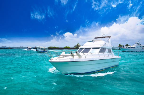 Luxe Yacht in prachtige oceaan - Foto, afbeelding