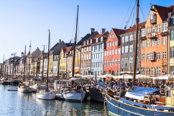 Puerto de Nyhavn en Copenhagen
 - Foto, Imagen