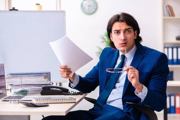 Young businessman sitting and working in the office - Photo, Image