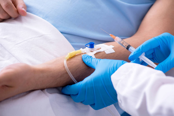 Пациент мужского пола в концепции переливания крови - Фото, изображение