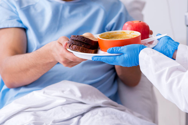 病院で食事をする男性患者 - 写真・画像