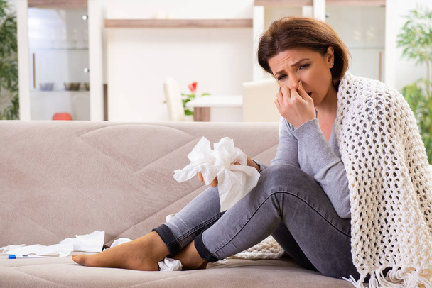 Sick middle-aged woman suffering at home - Foto, Bild