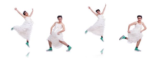 divertido bailando hombre usando en mujer vestido aislado en blanco
 - Foto, Imagen