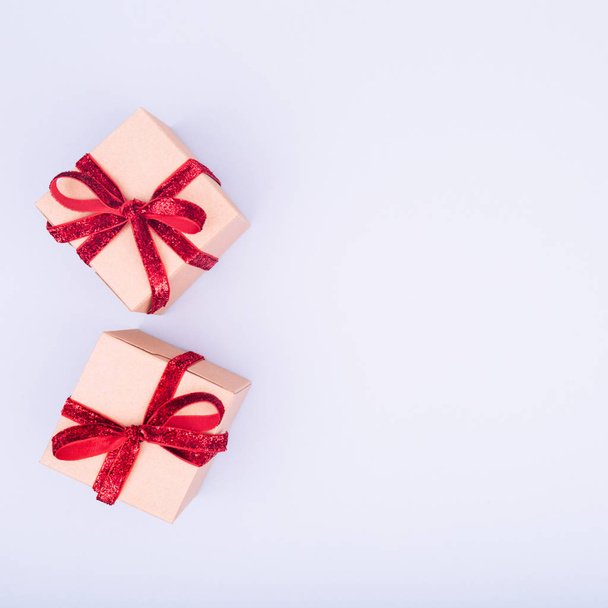 Laatikot tummanpunainen nauha rusetteja. Loma, joulu, uusi vuosi ja Ystävänpäivä ympäristöystävällinen kääre käsite. Trendikäs minimalistinen tasainen lay tausta
 - Valokuva, kuva