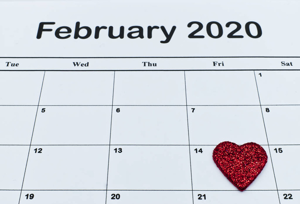 Calendario de la página de primer plano con corazón rojo el 14 de febrero del día de San Valentín. Concepto de feliz día de San Valentín
. - Foto, Imagen