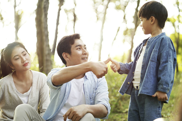 azjatycki ojciec i syn przypieczętowanie umowy - Zdjęcie, obraz