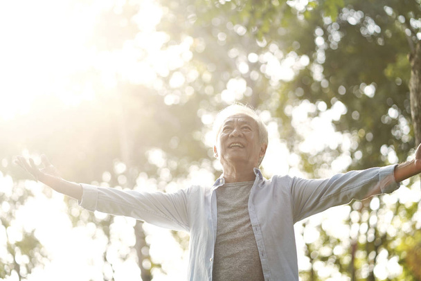 číňan starý muž těší čerstvý vzduch v parku - Fotografie, Obrázek