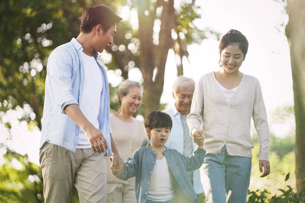 Drei Generationen asiatische Familie spazieren im Park - Foto, Bild